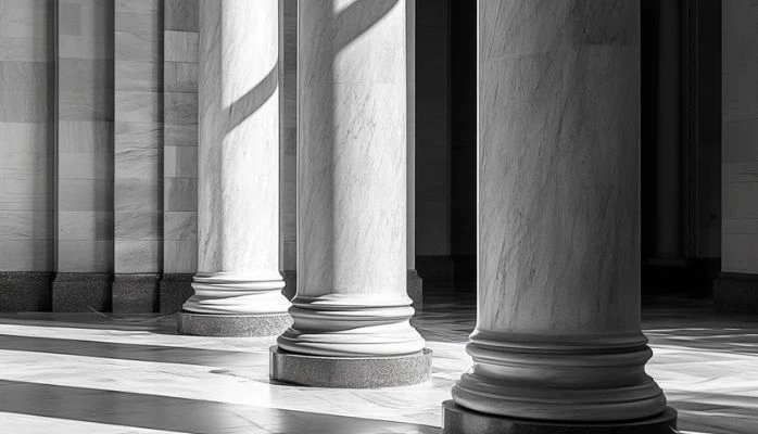 Neutralité du service public : l’usage du terme « catholique » par une entreprise funéraire ne révèle pas, avec l’évidence requise en référé, un trouble manifestement illicite !